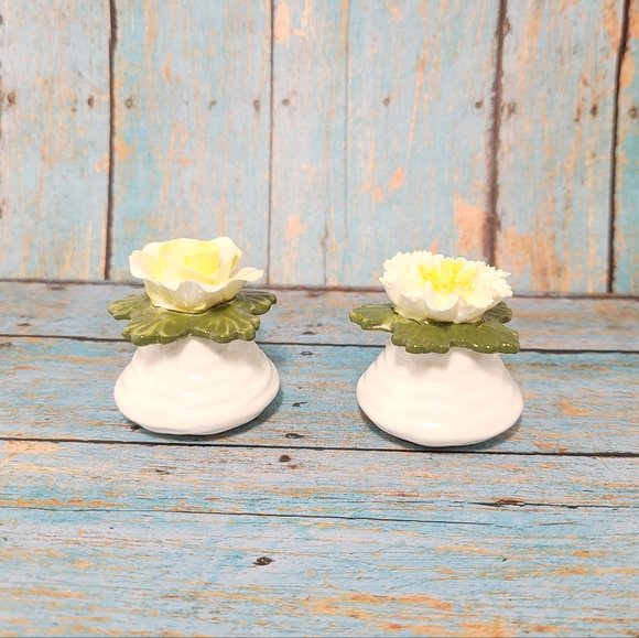 Vintage Aynsley 1950s Fine English Bone China Pair of Flower Salt & Pepper - Picture 4 of 5